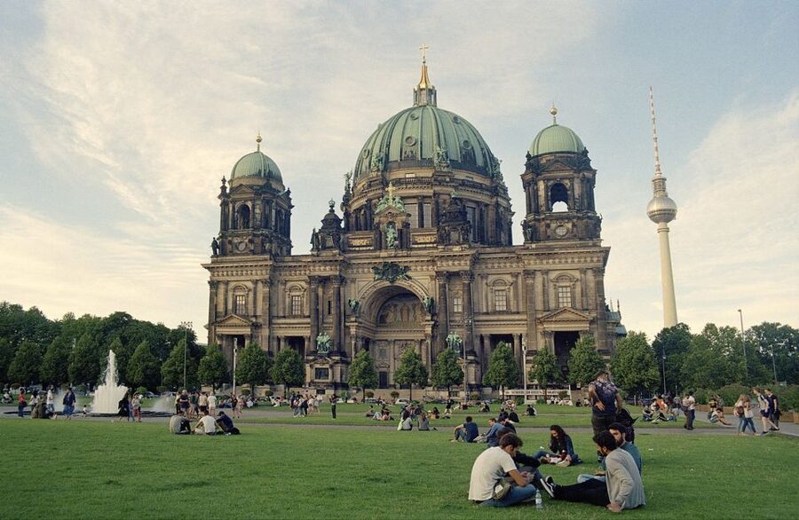 Berlin Historical Highlights Walking Tour - Guides make the difference, and you will hear names like Paul and Jean Charles