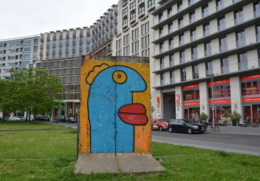 Berlin: Historical Sights & Berlin Wall Tour with a Berliner - Checkpoint Charlie: The Allied Border and a 1961 Near-World War 3 Moment