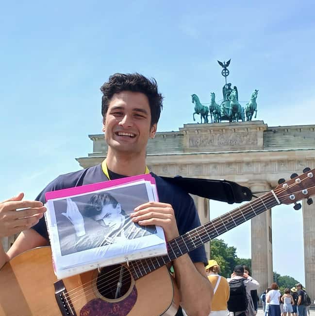Berlin: Historical Walking Tour with Live Music - Live music meets Berlin’s turning points at Pariser Platz