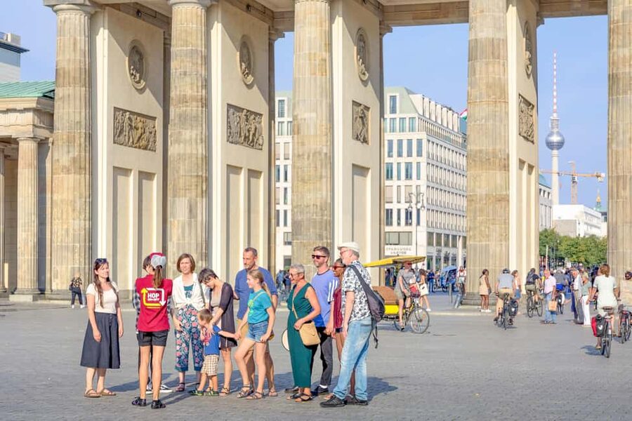 Berlin: Hop-On Hop-Off Sightseeing Bus with Boat Options - The 48-hour upgrade: walking tour, currywurst, and what it adds
