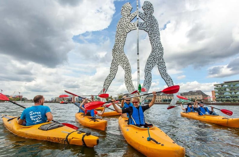 Berlin: Kayaking Tour East - Kreuzberg and Spree river - Stop-by-stop: what you will do at Urbanhafen, Admiralbrücke, and Molecule Man