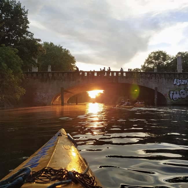 Berlin: Kayaking Tour Kreuzberg - Sunset on Landwehr Canal - Entering Kreuzberg from the Water at Golden Hour