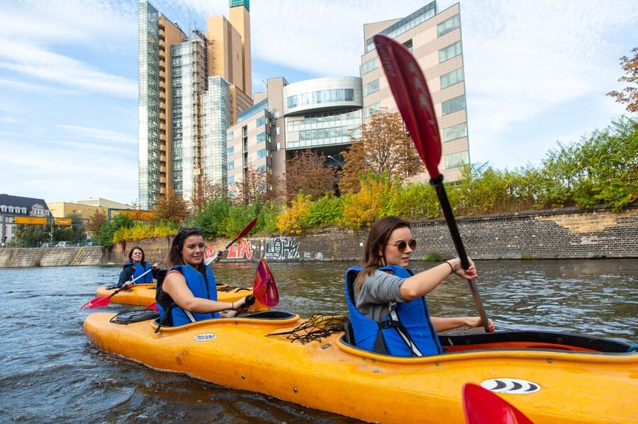 Berlin: Kayaking Tour West - one-way tour - Tiergarten and Zoologischer Garten from the water, with a real change in pace