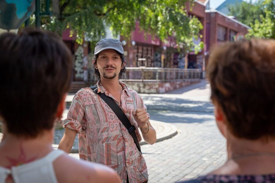 Berlin: Mitte Culinary Food Tour - Starting at Hackesche Höfe, where you kick off with context and the first bites