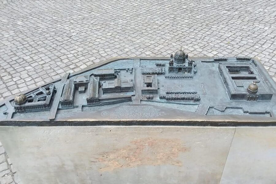 Berlin: Museum Island Guided Walking Tour - German Historical Museum in the Zeughaus, Berlin’s shifts in one building