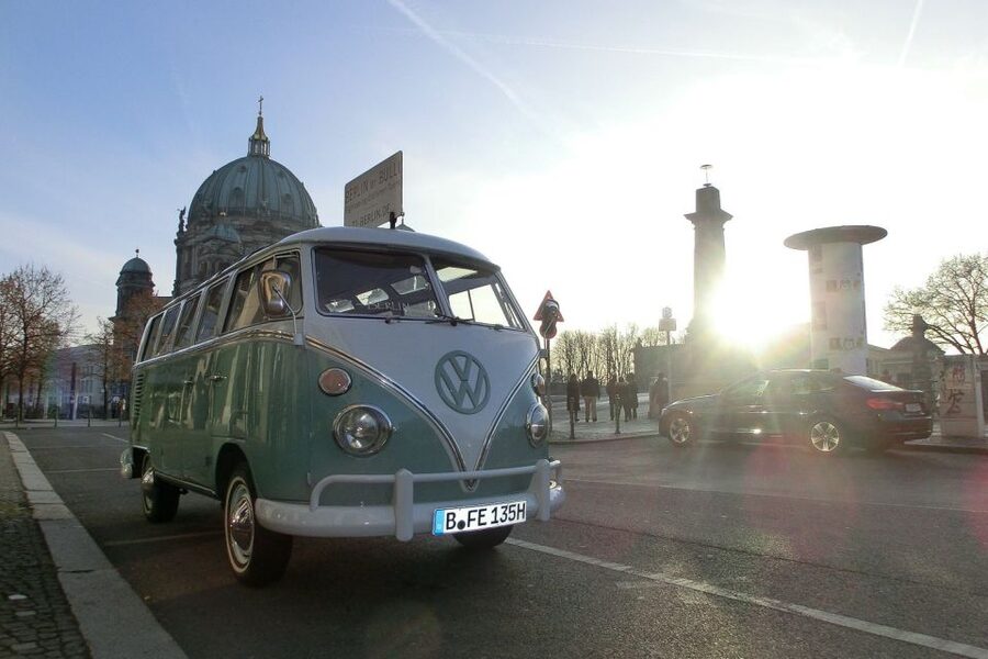 Berlin: Private Sightseeing Tour in Iconic Oldtimer VW Bus - From pickup to the first story stop in the van