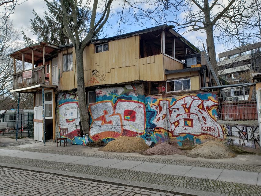 Berlin: Private tour through the district of Kreuzberg - The tree house built on former Wall ground
