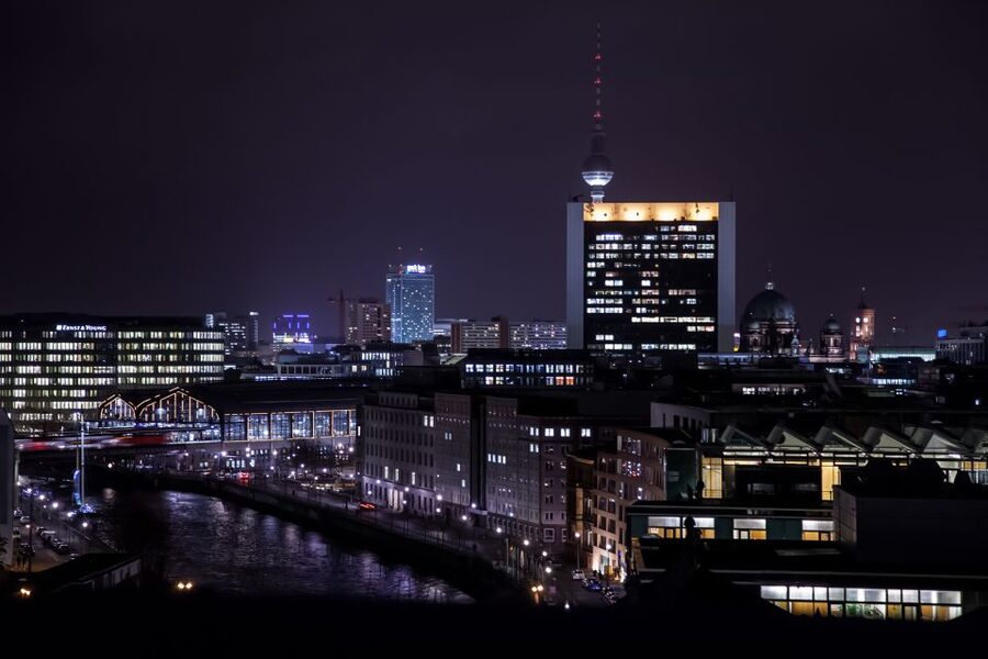 Berlin: Rooftop Lunch at the Reichstag's Käfer Restaurant - Who should book the Reichstag Käfer lunch, and who might skip it