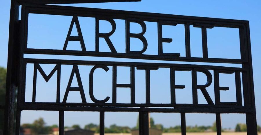 Berlin: Sachsenhausen Memorial 6-Hour Tour in Spanish - Alexanderplatz meeting point and the 50-minute train ride