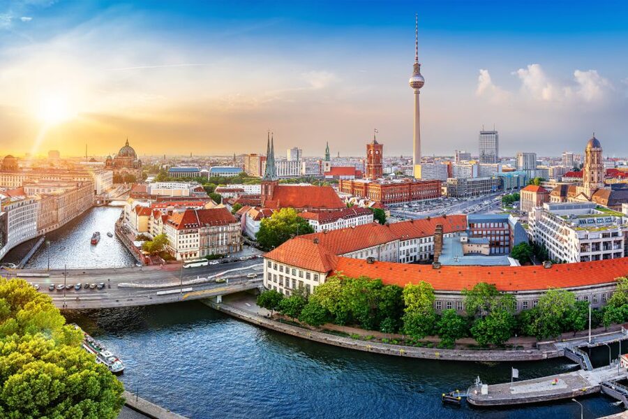 Berlin: Scavenger Hunt Self-Guided Tour - Museum Island: One Big Area, Two Ways to Experience It