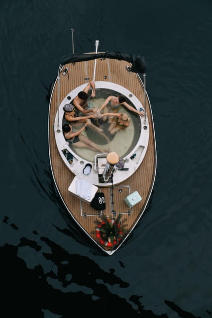 Berlin: Self-drive hot tub boat experience - Timing on the Spree: 90 minutes to 3 hours, with 1.5 hours of real cruising