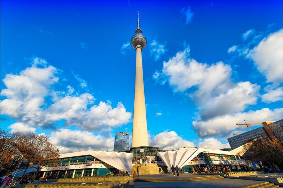 Berlin: Self-Guided Family and School Class Scavenger Hunt - Neue Wache and Humboldt University: history and campus energy