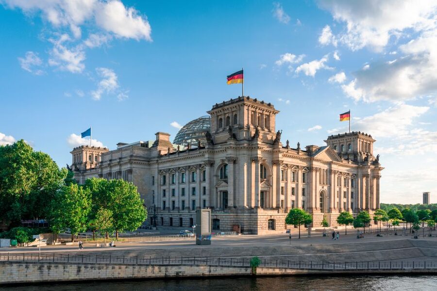 Berlin: Sights and Highlights Bike Tour with a Local Guide - Pace, stops, and what a typical 3-hour loop feels like
