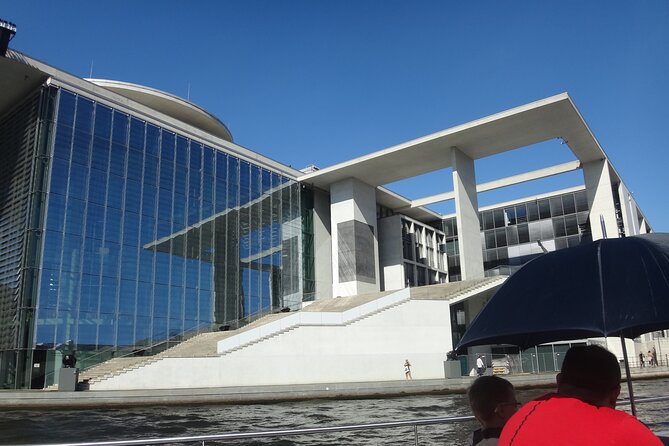Berlin sightseeing boat tour on the Spree - Mühlendammschleuse and Nikolaiviertel: the old Berlin story at river level