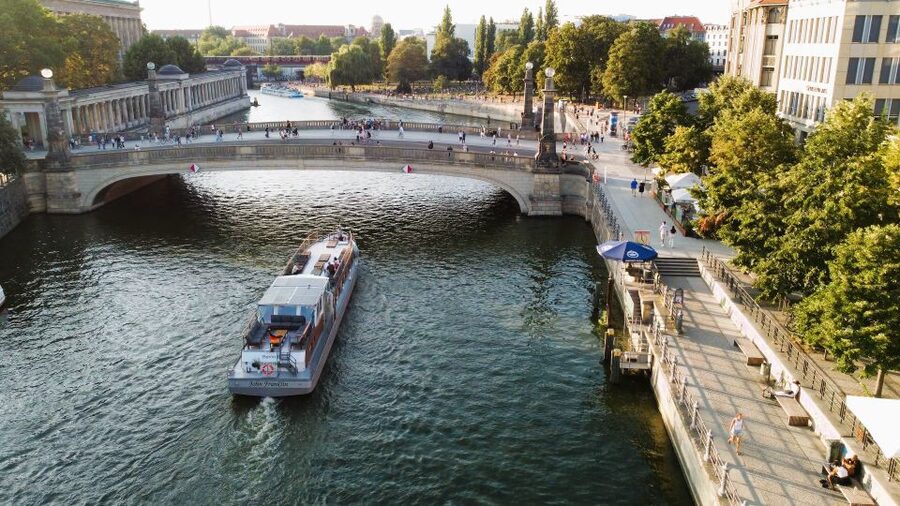 Berlin: Sightseeing Boat Tour on the Spree for Families - The 90-minute route: what you’ll see in central Berlin