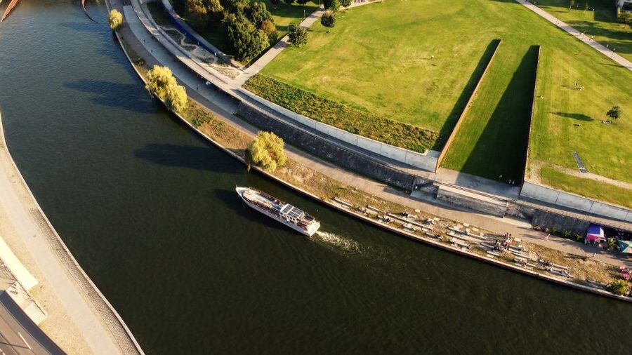 Berlin: Sightseeing Boat Tour on the Spree for Families - Museum Island from the water: great for photos, easy for kids
