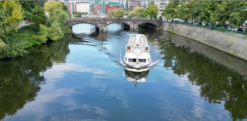 Berlin: Sightseeing Cruise from Berlin Main Station - The route, in plain terms: Museum Island, then the Reichstag complex