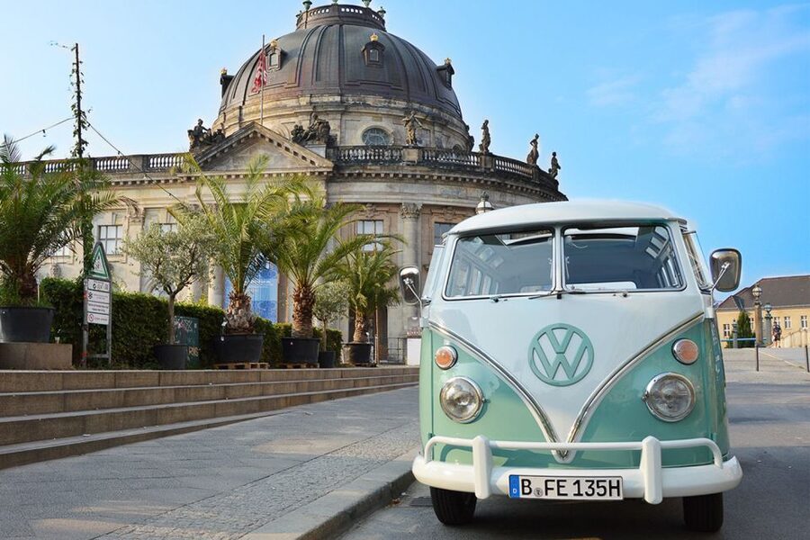 Berlin: Sightseeing Tour in Classic Volkswagen T1 Samba Bus - Unter den Linden to Pariser Platz, the guide stitches power and culture together