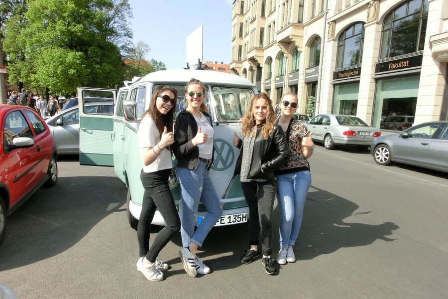 Berlin: Sightseeing Tour in Classic Volkswagen T1 Samba Bus - Potsdamer Platz to the Berlin Wall: where the route turns serious
