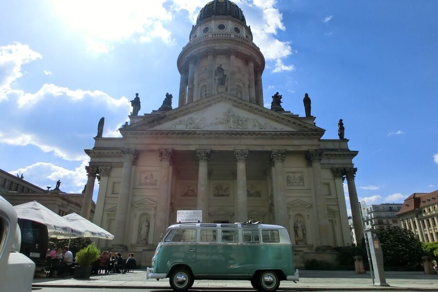 Berlin: Sightseeing Tour in Classic Volkswagen T1 Samba Bus - How the photo booklet and 21 windows make 2 hours feel longer