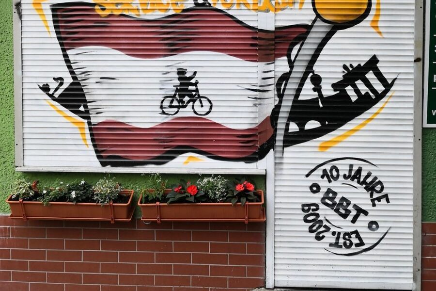 Berlin: Small Group Bike Tour Through City Center - Bikes, pace, and what to bring so the ride feels easy