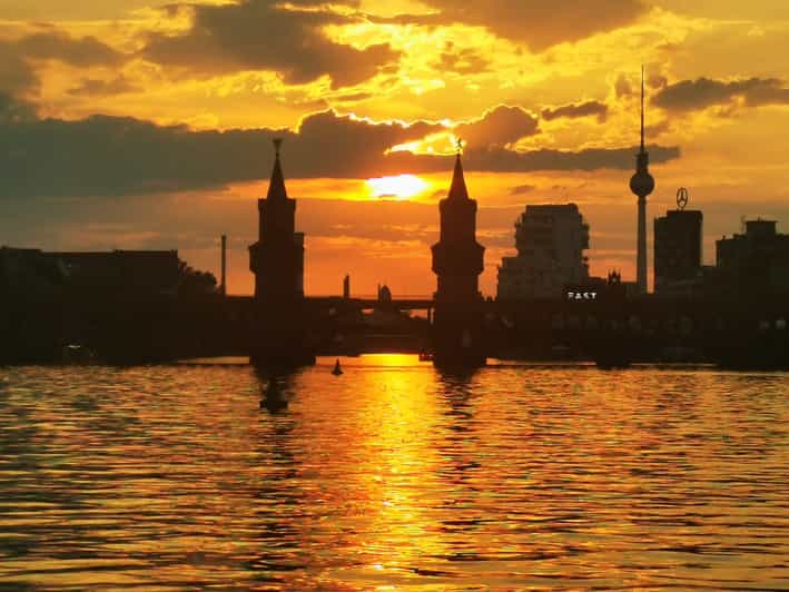 Berlin: Solar Powered Sunset Catamaran Cruise & Audio Guide - Getting To the Dock and Picking Your Spot Near Oberbaumbrücke