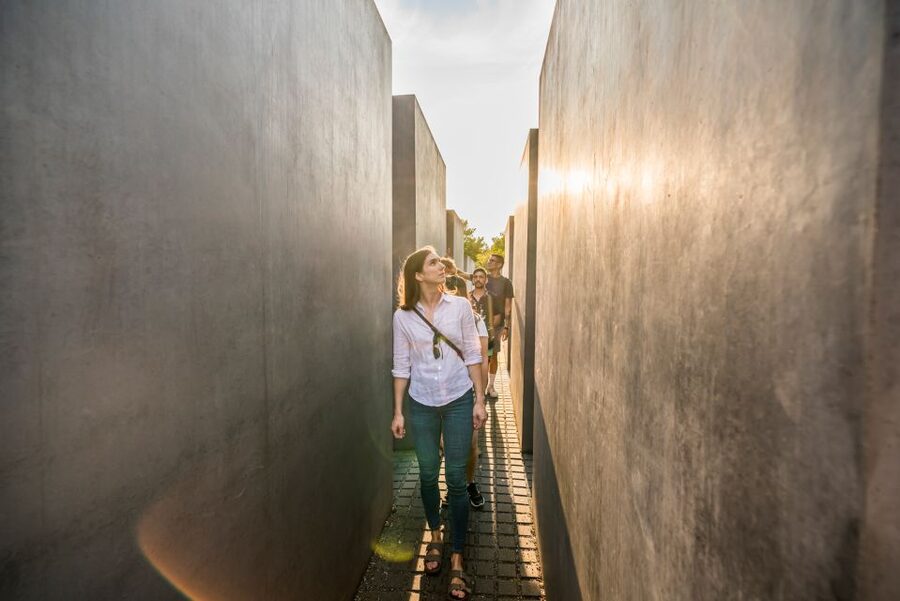 Berlin: Third Reich and Cold War 2 Hour Walking Tour - A 200-meter walk along the Berlin Wall, where escape stories land