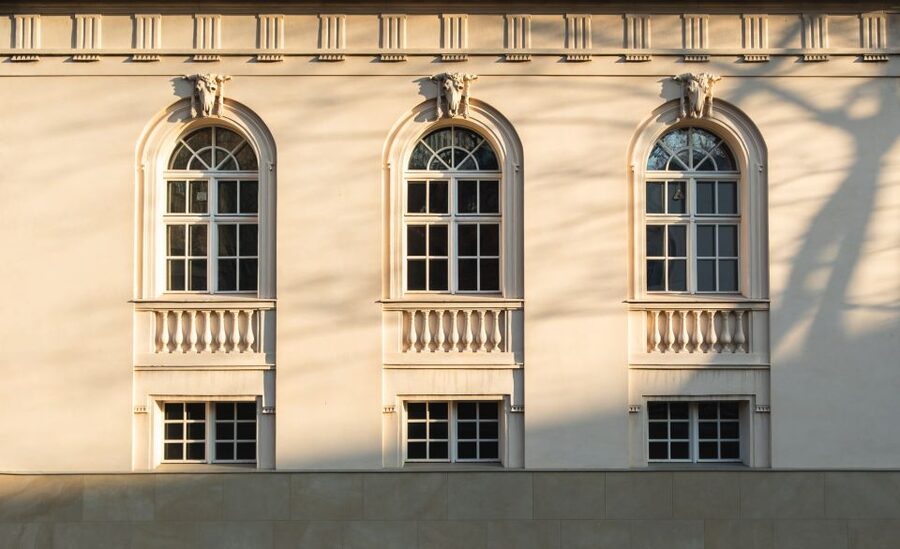 Berlin: walking tour about Charité - Seeing the Charité Bed House from outside, and why that still works