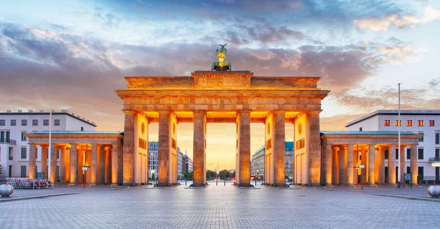 Berlin: Walking Tour of the Top 10 Sightseeing Attractions - Starting at Paul-Löbe-Haus: where the walking tour sets your bearings