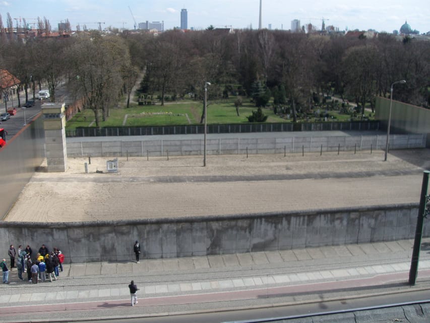 Berlin Wall History Small Group Cycling Tour - Brandenburg Gate, Potsdamer Platz, Checkpoint Charlie, and Tränenpalast