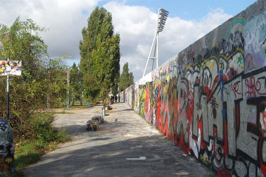 Berlin Wall: Small Group Guided Tour - Gleim Tunnel and Nordbahnhof, Two Stops With Very Different Personalities