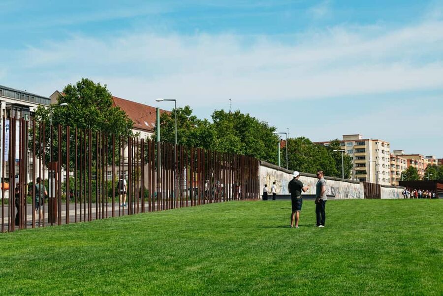 Berlin: Wall Tour - Fates, Love Stories, and Heroes - Start at Elisabeth-Schwarzhaupt-Platz or Gartenstraße 86, Then Follow the Wall Line on Foot