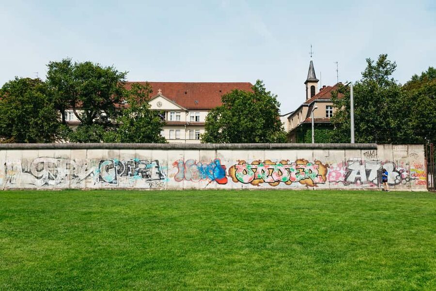 Berlin: Wall Tour - Fates, Love Stories, and Heroes - How the Guide Turns 1961 Through November 1989 Into People, Not Just Policy