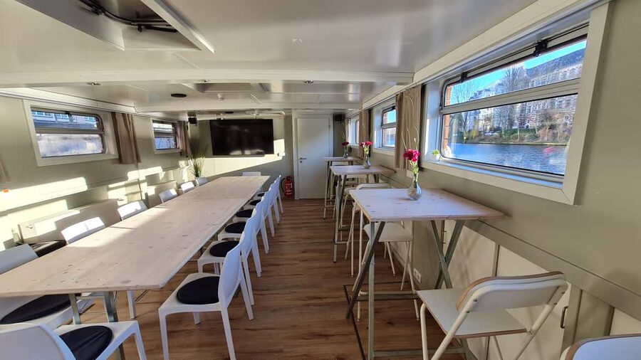 Berlin: Winter Spree Cruise with Mulled Wine and Christmas Stollen - A winter ride on the Spree that turns the city lights into holiday décor