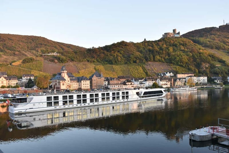 Bernkastel: Boat and covered wagon ride from/to Bernkastel-Kues - The Moselle boat ride from Bernkastel to a Moselle village: short, scenic, and practical