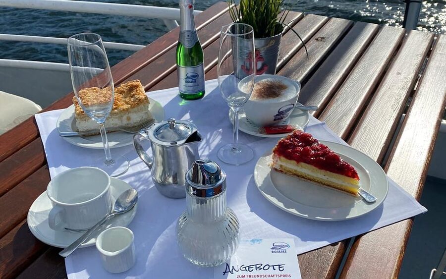Biggesee: Boat Tour with All-inclusive cake buffet - The 3-hour sightseeing cruise: Sauerland dam views from the water