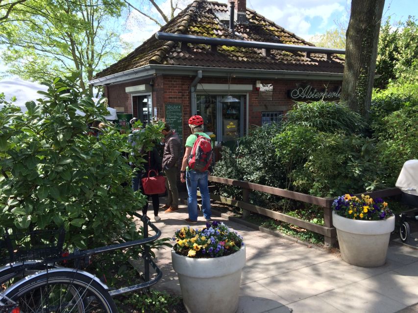 Bike tour around the Alster - Celebs, water, and nature - Goldbekufer and Winterhuder Kanal: residences, towpath vibes, and canal calm