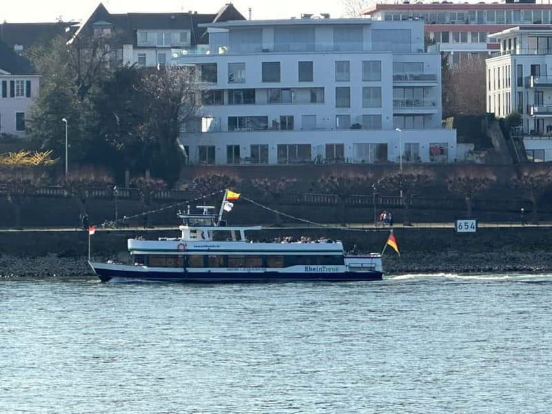 Bonn: Winter tour by boat with mulled wine - First impressions: a winter cruise that prioritizes comfort over explanations