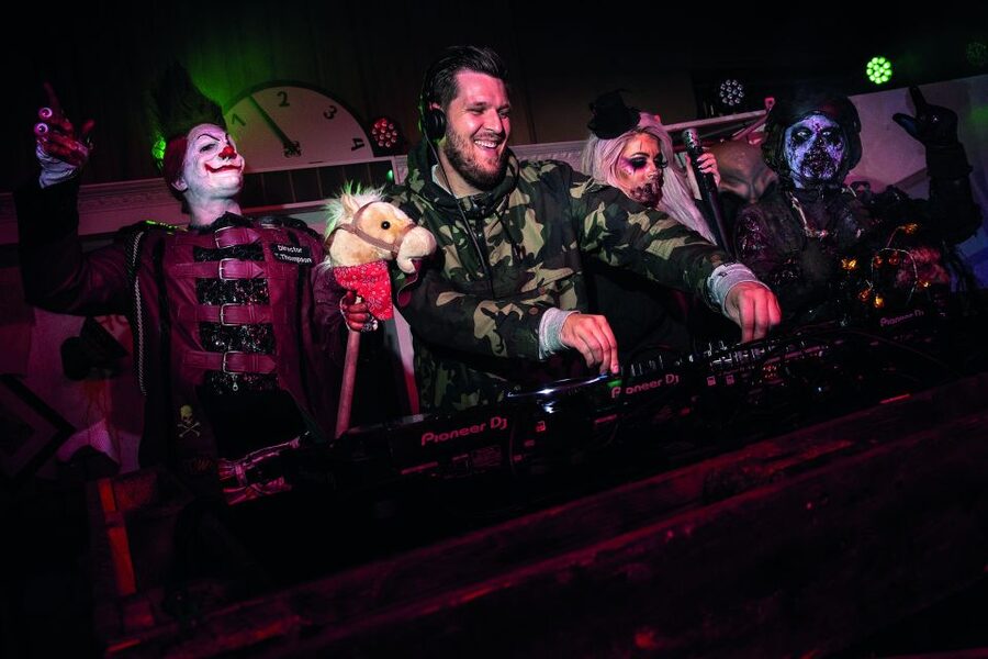 Bottrop: Movie Park Full-Day Admission Ticket - October Halloween mode: monsters, horror houses, and Van Helsing’s Factory