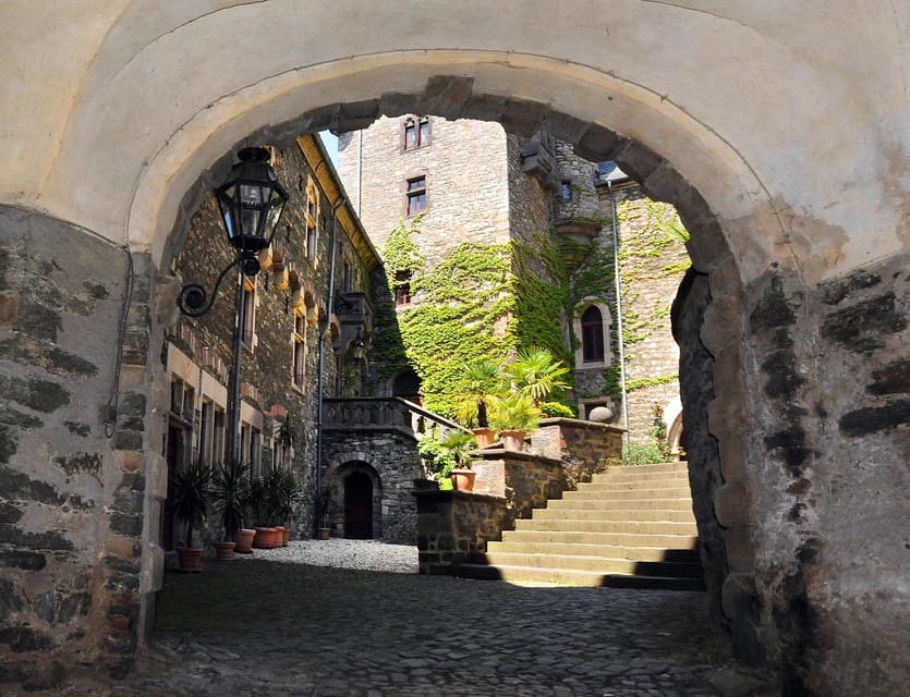 Braunfels: Guided Tour of the Fairytale Castle Braunfels - The Courtyard-to-Canons Finish: Kanonenplatz and 16th-Century Bronze Cannons