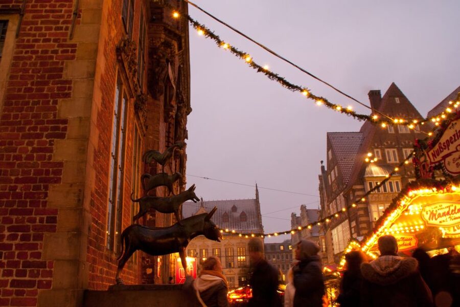 Bremen: Advent magic and sparkling lights (Tour in German) - The Christmas Market Circuit, Town Hall, and UNESCO Roland