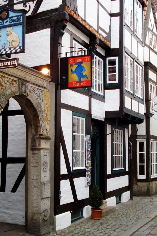 Bremen: Old Town Tour with Costumed Performer & Tour Guide - Key Things You Will Notice on This Bremen Old Town Tour