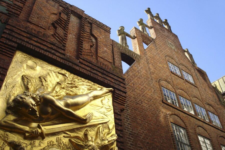Bremen: Old Town Tour with Costumed Performer & Tour Guide - Town Hall, Roland, and the Bremen Odd Facts That Change How You Look