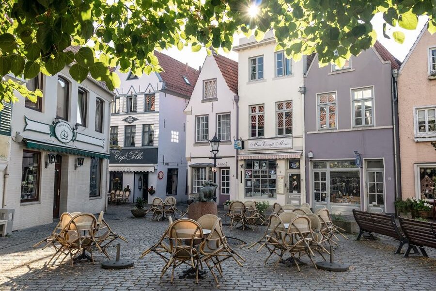 Bremen: Outdoor Escape Game in the Old Town - Checkpoint Style Play: Solving in Pieces Instead of One Big Guess