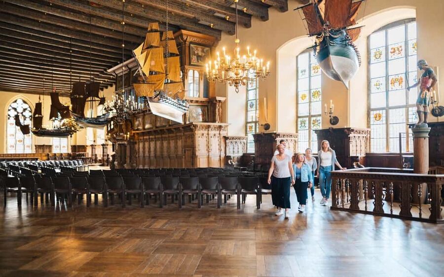 Bremen: Public Tour of the Town Hall in English - Meeting by the knight on horseback, then stepping into the Rathaus
