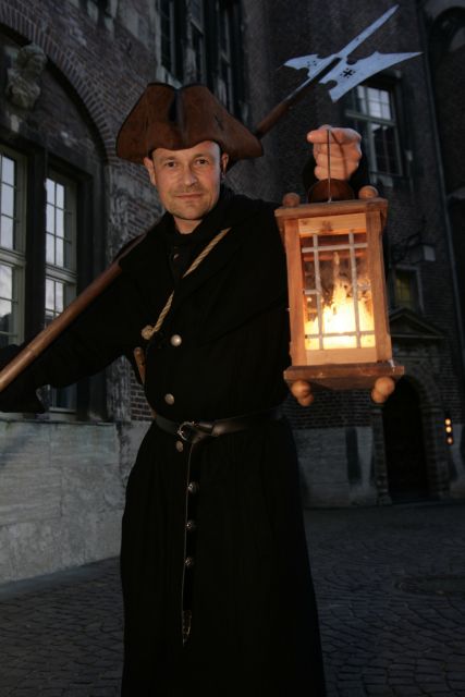 Bremen: Walking Tour in German with Night Guard - Bremen Market Square and the Town Hall: power explained through the night