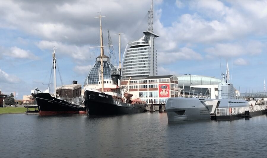 Bremerhaven: Sailor's yarn, legends and sea walking tour - Welcome drink to story kickoff: what the first moments feel like
