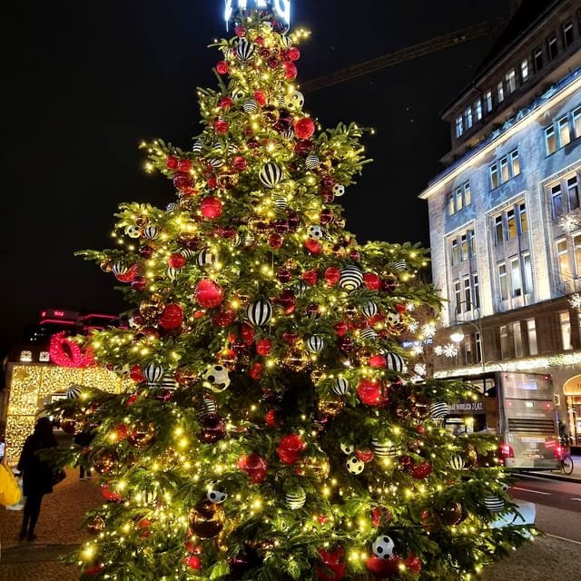 Christmas market lights tour bus through Berlin, free mulled wine (2.5 hours) - Ku’damm to KaDeWe: Christmas windows that do the talking