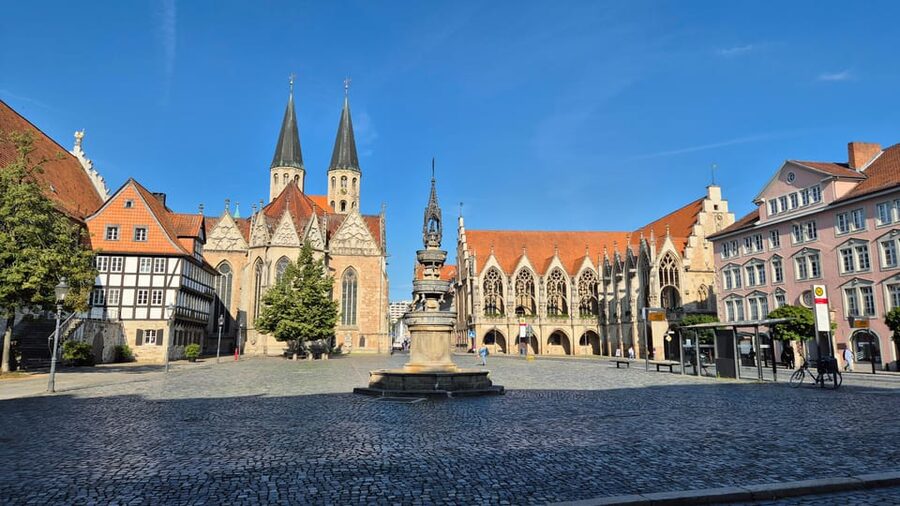 City tour Braunschweig: diverse and full of surprises. - Braunschweig Residential Palace to Platz der Deutschen Einheit