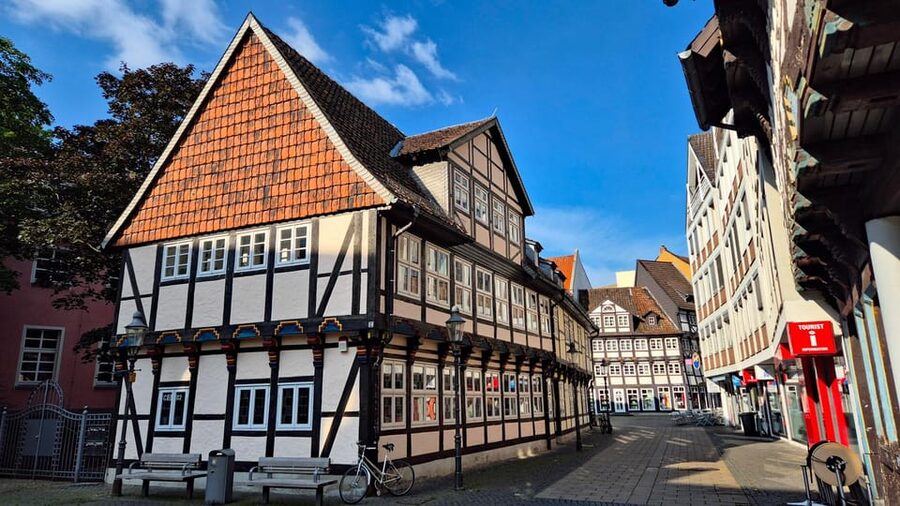City tour Braunschweig: diverse and full of surprises. - Reading War-Era Traces at Ringerbrunnen